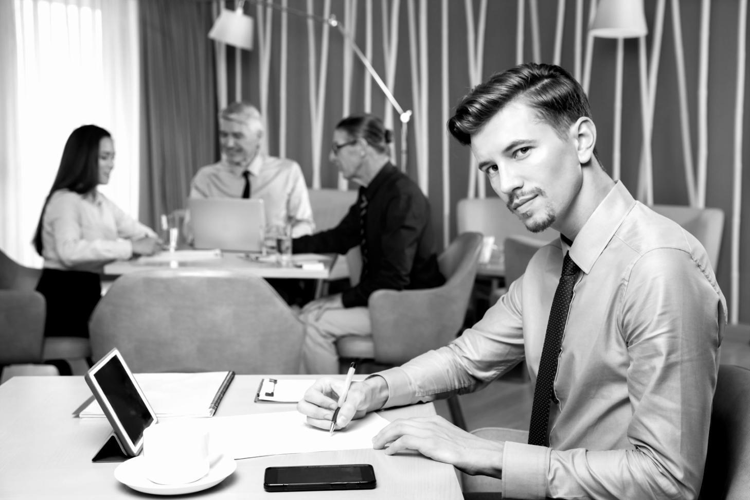 Geschäftsteam bei strategischer Finanzplanung